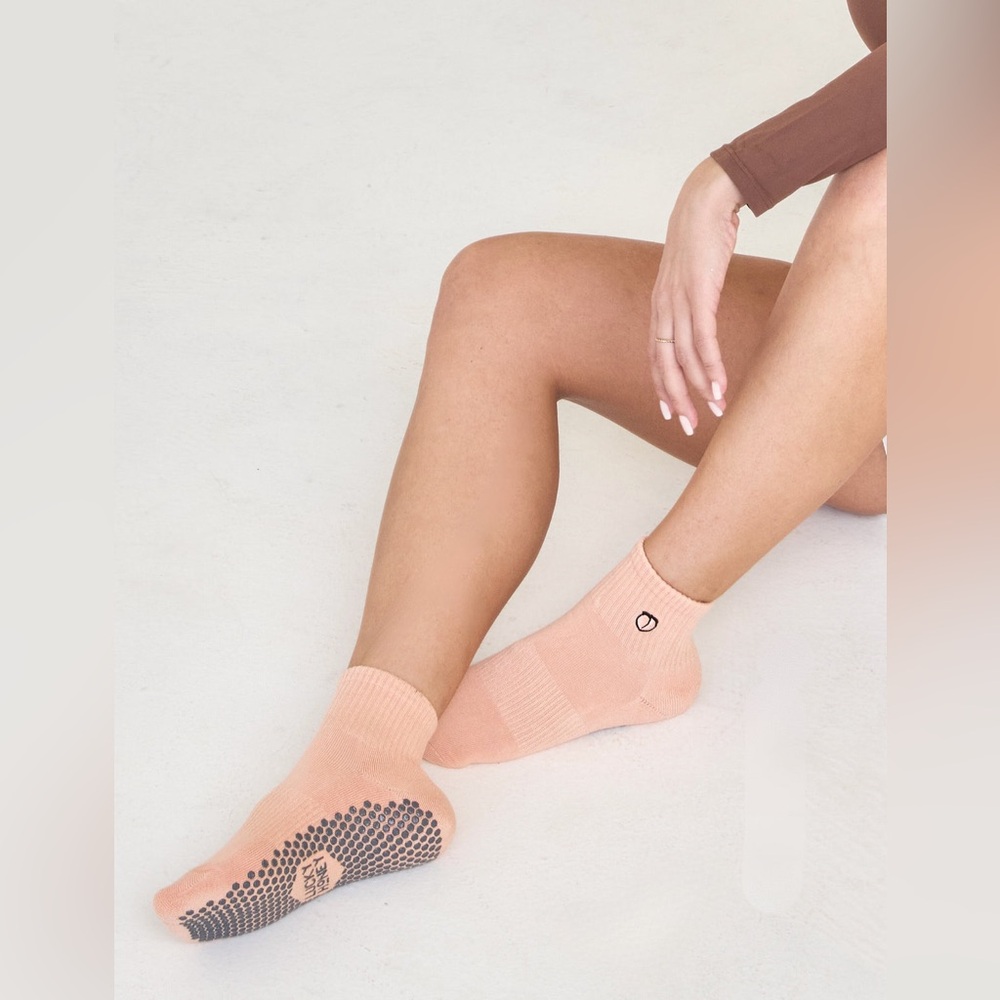 Lucky Honey Grip Sock - The Harlow Sock Peach - NWT
Pilates / Barre